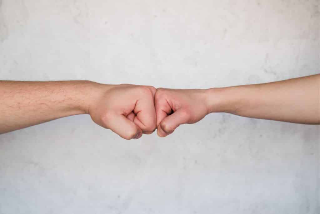 Casal que trabalha junto cresce junto